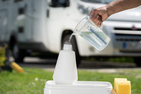 Campingreinigung mit dem AGO Kraft Camping-Intensivreiniger Schritt 2